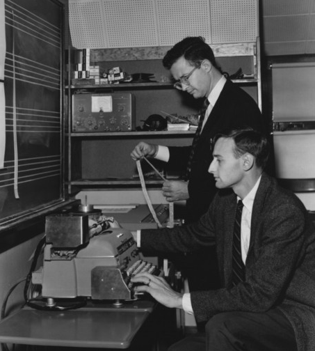Robert Baker (avanti) e Lejaren A. Hiller