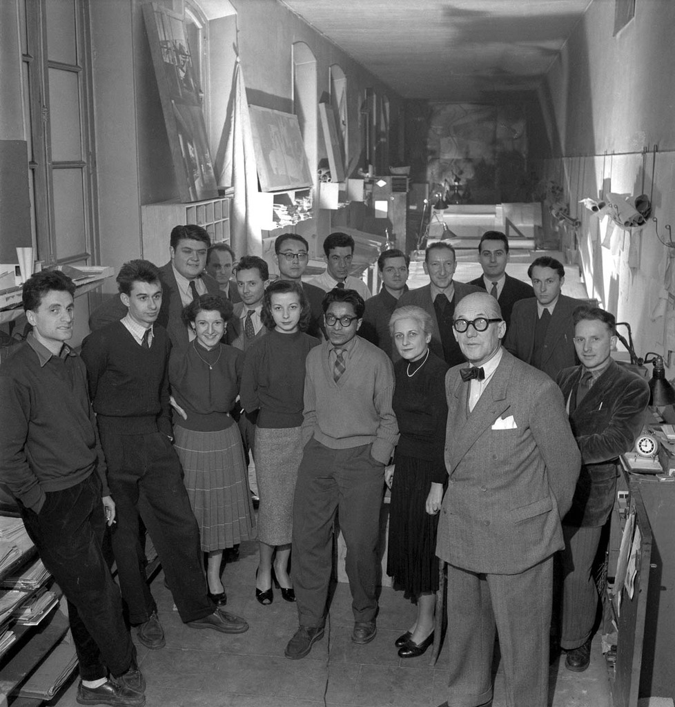 //// Estudio de Le Corbusier // Atelier 35, Rue de Sèvres. Paris // Le Corbusier con sus colaboradores / A la izquierda destaca Iannis Xenakis /// Foto Willy Rizzo /// 1953