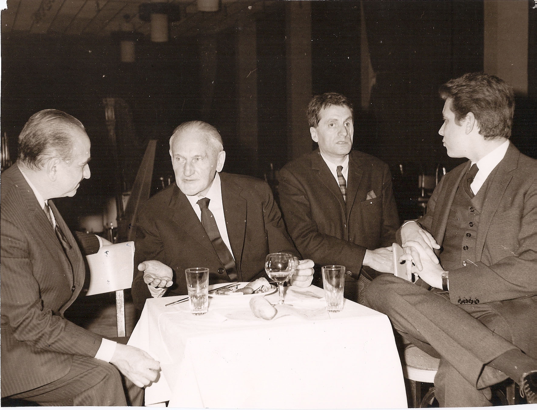 Charles Bruck (à gauche), en 1966, année de la création du fameux Terrêtektohr. Cette photo a une histoire : prise au Festival de Royan, elle rassemble Hermann Scherchen (au centre), Iannis Xenakis et Mario Bois, son éditeur.